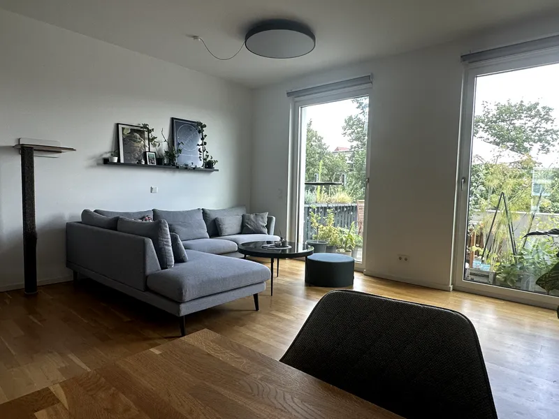 Moderne 2-Zimmer-Wohnung auf der Halbinsel Stralau – Balkon zum grünen Innenhof | 68 m² — photo 1